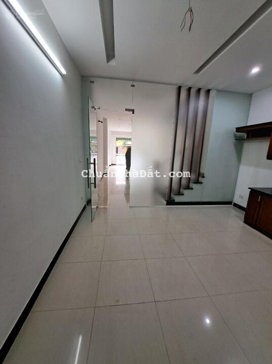 Cho thuê nhà liền kề Nguyễn Văn Lộc, Mỗ Lao HĐ. Dt 80m2 mt 5m, 4 tầng, giá 30tr. Nhà mới hoàn thiện