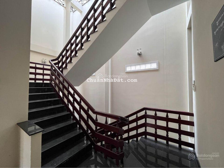 Biệt thự MT khu Bàu Cát DT 15x20m trệt 2 lầu sân vườn rộng