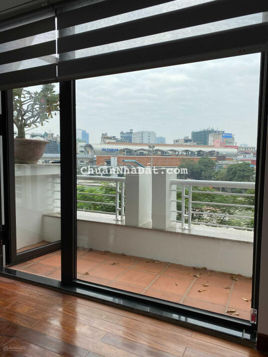 Cho thuê nhà Âu Cơ - Tây Hồ, ô tô đỗ cửa, view thoáng mát, ô tô vào nhà