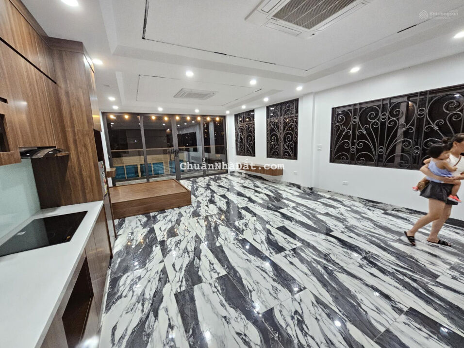 Chính chủ cho thuê căn hộ cao cấp khép kín tại tòa nhà phố Nguyễn Văn Cừ - Long Biên 70m2