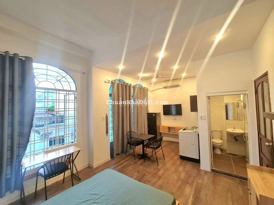 Ban công lầu 1_máy giặt riêng_full nội thất Nguyễn Hồng Đào_5.5tr