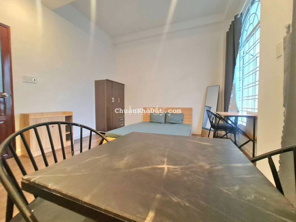 Ban công lầu 1_máy giặt riêng_full nội thất Nguyễn Hồng Đào_5.5tr