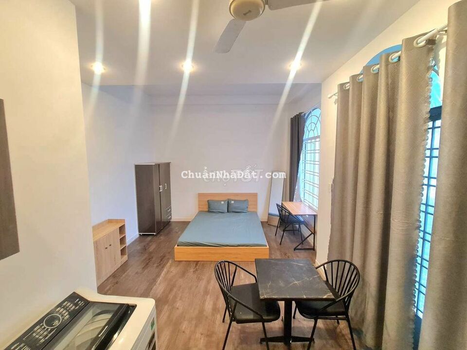 Ban công lầu 1_máy giặt riêng_full nội thất Nguyễn Hồng Đào_5.5tr