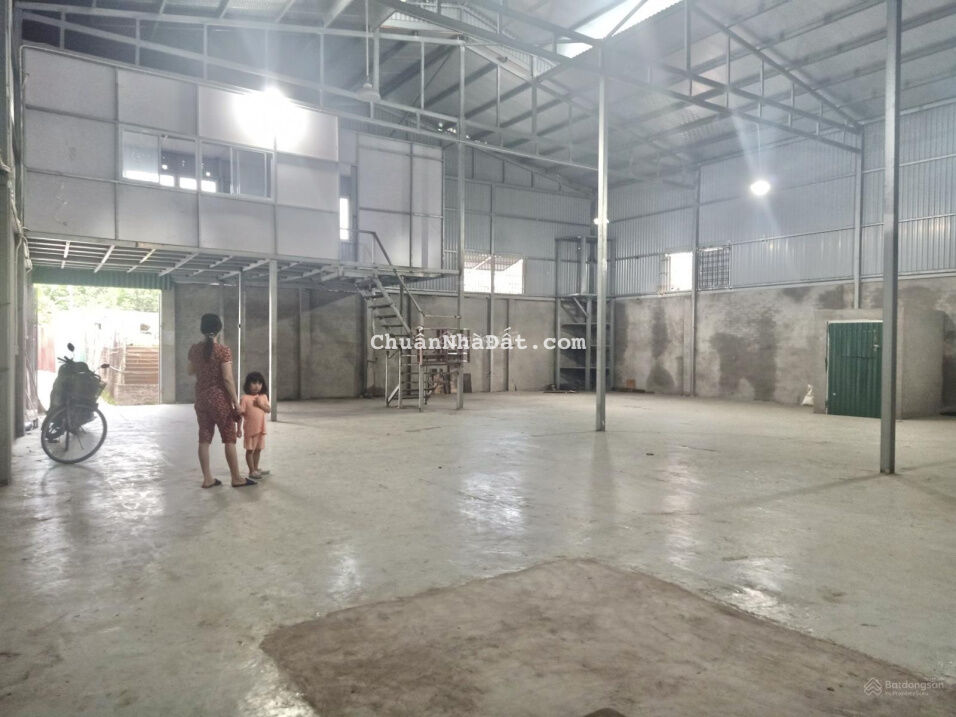 Cho thuê kho rộng giá rẻ 300m2 ở Yên Duyên Yên Sở, nền cao mái thoáng kín đáo Cho thuê kho rộng giá rẻ 300m2 ở Yên Duyên Yên Sở, nền cao mái thoáng kín đáo