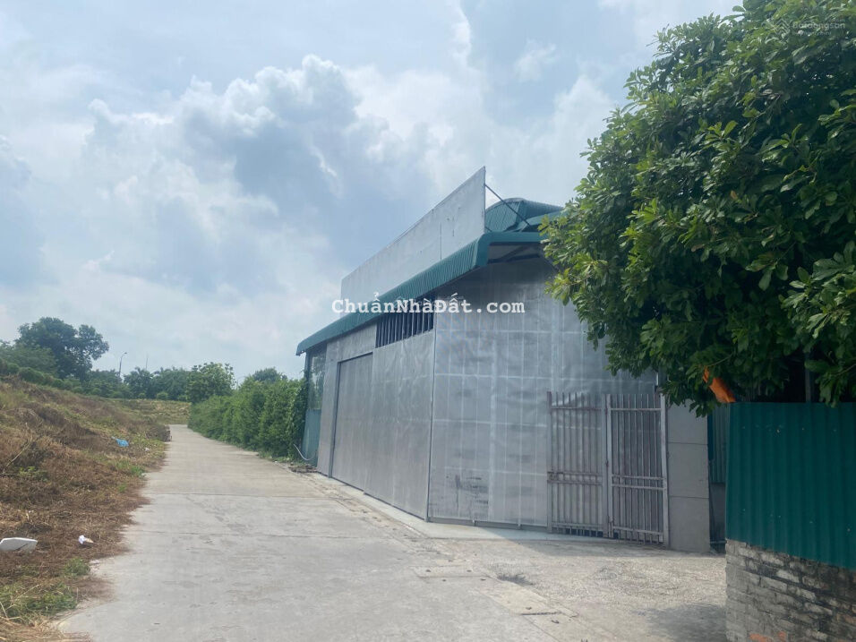 Cho thuê kho xưởng 250m2 & 300m2 phường Cự Khối có điện 3 pha, xe tải lớn ra vào LH: 0902132489