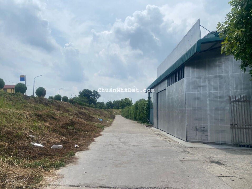 Cho thuê kho xưởng 250m2 & 300m2 phường Cự Khối có điện 3 pha, xe tải lớn ra vào LH: 0902132489