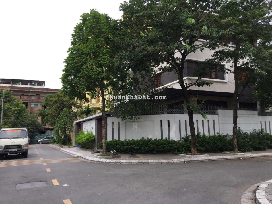 Cho thuê nhà Trần Kim Xuyến, 200 m2, MT 13m, xây 130 m2, 4 tầng, nội thất xịn, giá 90 triệu/tháng Cho thuê nhà Trần Kim Xuyến, 200 m2, MT 13m, xây 130 m2, 4 tầng, nội thất xịn, giá 90 triệu/tháng