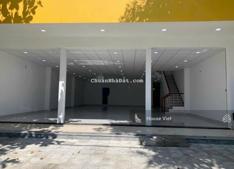 Cho thuê nhà 3 tầng mặt tiền Phạm Hùng, ngay trục chính Đà Nẵng - Quảng Nam