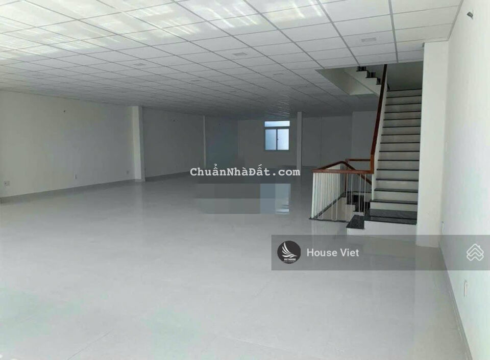 Cho thuê nhà 3 tầng mặt tiền Phạm Hùng, ngay trục chính Đà Nẵng - Quảng Nam