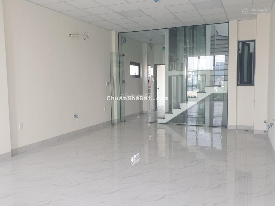 CHO THUÊ TÒA NHÀ 5 TẦNG ĐƯỜNG XÔ VIẾT NGHỆ TĨNH- MỚI 100%, THANG MÁY