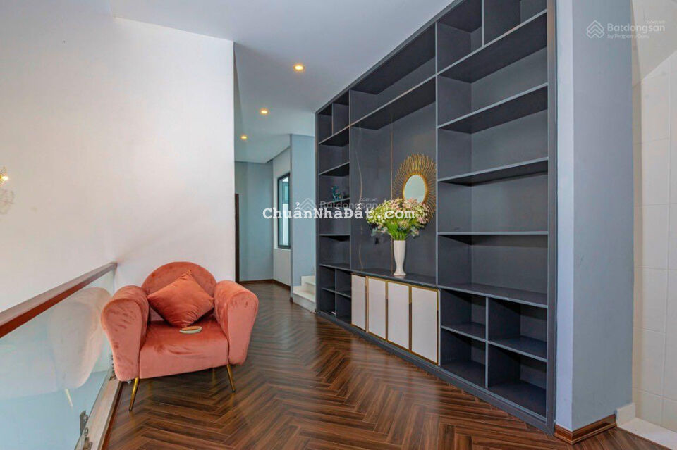 Cho thuê nhà 4 tầng đường Lê Đình Lý - thang máy, trống suốt - điều hoà - sát Nguyễn Văn Linh