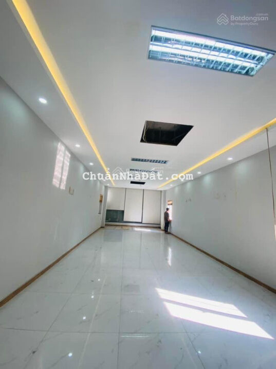 Cho thuê nhà 4 tầng đường Lê Đình Lý - thang máy, trống suốt - điều hoà - sát Nguyễn Văn Linh