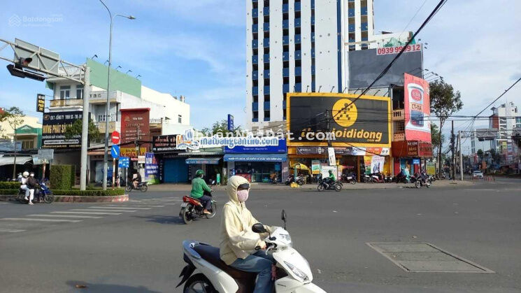 Cho thuê góc đẹp 2 mặt tiền Nguyễn Văn Cừ