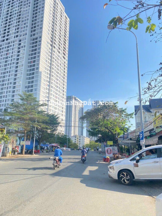 Cho thuê nhà biệt thự 11x14m, 1lầu giá 30tr mặt tiền 793 Trần Xuân Soạn Quận 7, cách LotteMart 700m