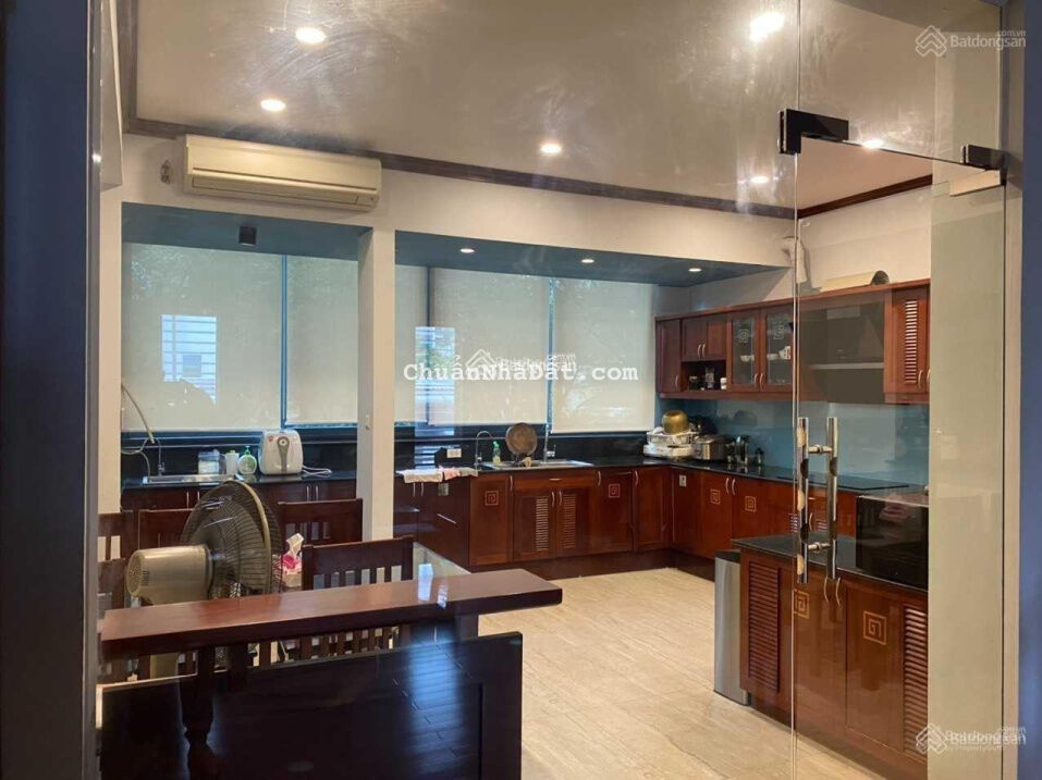 Tôi cần cho thuê nhà MP kinh doanh quận Tây Hồ diện tích 300m2 thông sàn, nhà đẹp 4 tầng giá 68tr