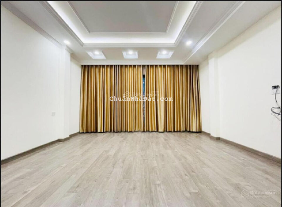 Cho thuê nhà mặt phố Hoàng Cầu. 45m2 x 5T. Thông sàn có thang máy. View hồ, mới xây. 29tr/th