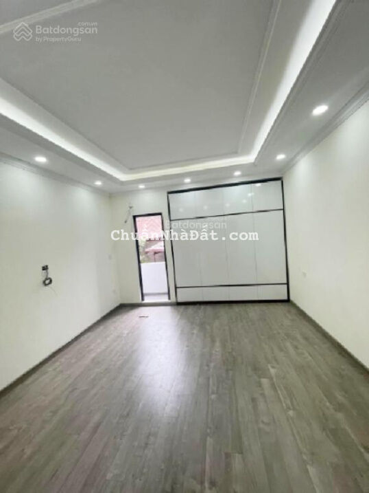 Cho thuê nhà mặt phố Hoàng Cầu. 45m2 x 5T. Thông sàn có thang máy. View hồ, mới xây. 29tr/th