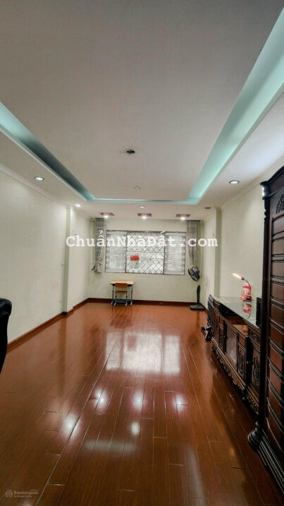 Cho thuê nhà phố khu Láng Hạ, 65 m2, 4,5 tầng, MT gần 5m, đủ đồ, giá 32 triệu/tháng