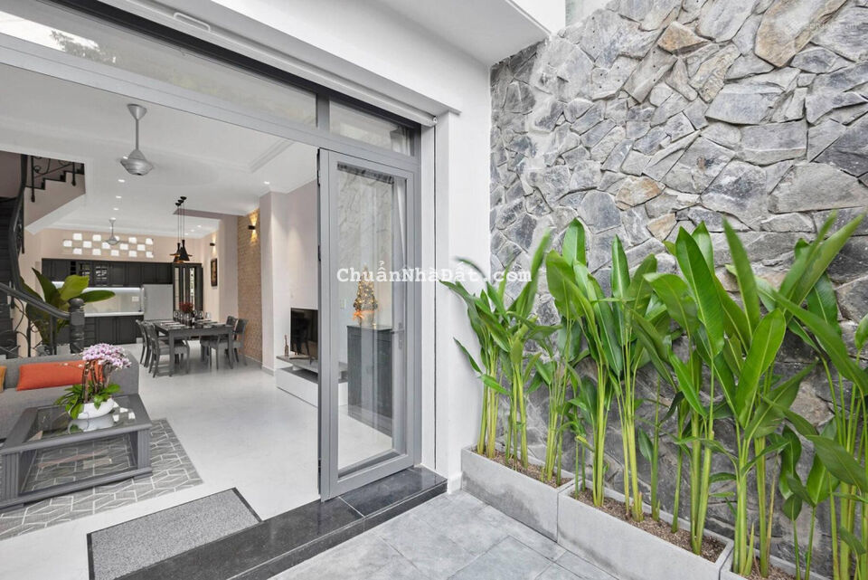 Cho thuê nhà siêu biệt thự khu vực Đào Tấn 120m2x4T full đồ có sân vườn rộng 40m giá chỉ 20tr/tháng