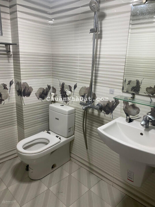 Cho thuê nhà gần chợ Bưởi dt 30 mx 5 tầng , 3pn, ngõ ô tô tránh nhau giá 12tr /tháng