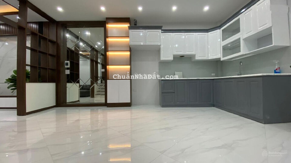 Cho thuê nhà phố Giảng Võ. 50m2 x 4T, ngõ thông rộng ô tô dừng đỗ thoải mái. Đồ cơ bản 22tr/th