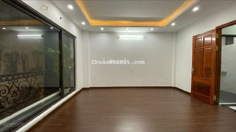Cho thuê nhà phố Giảng Võ. 50m2 x 4T, ngõ thông rộng ô tô dừng đỗ thoải mái. Đồ cơ bản 22tr/th
