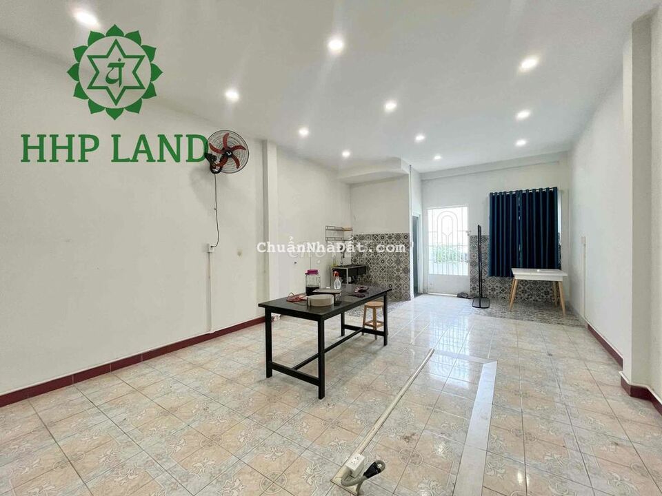 Cho thuê nhà nguyên căn mặt tiền đường Trần Quốc Toản. Hợp làm studio