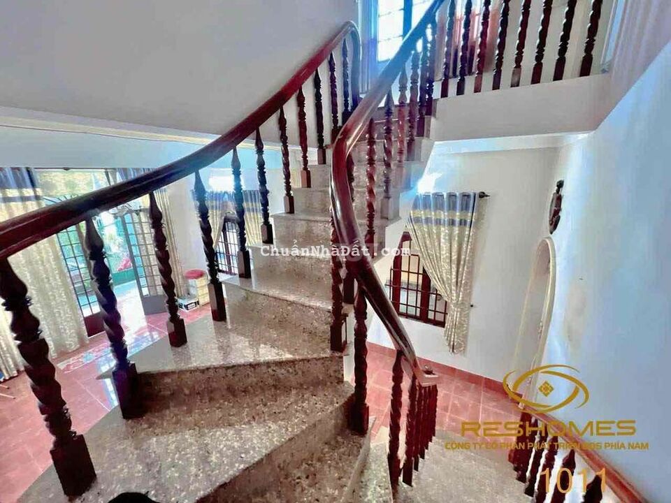 Nhà Biệt Thự đường 1 xẹc Lý Văn Sâm sân rộng oto 3PN 2 lầu đủ tiện ích