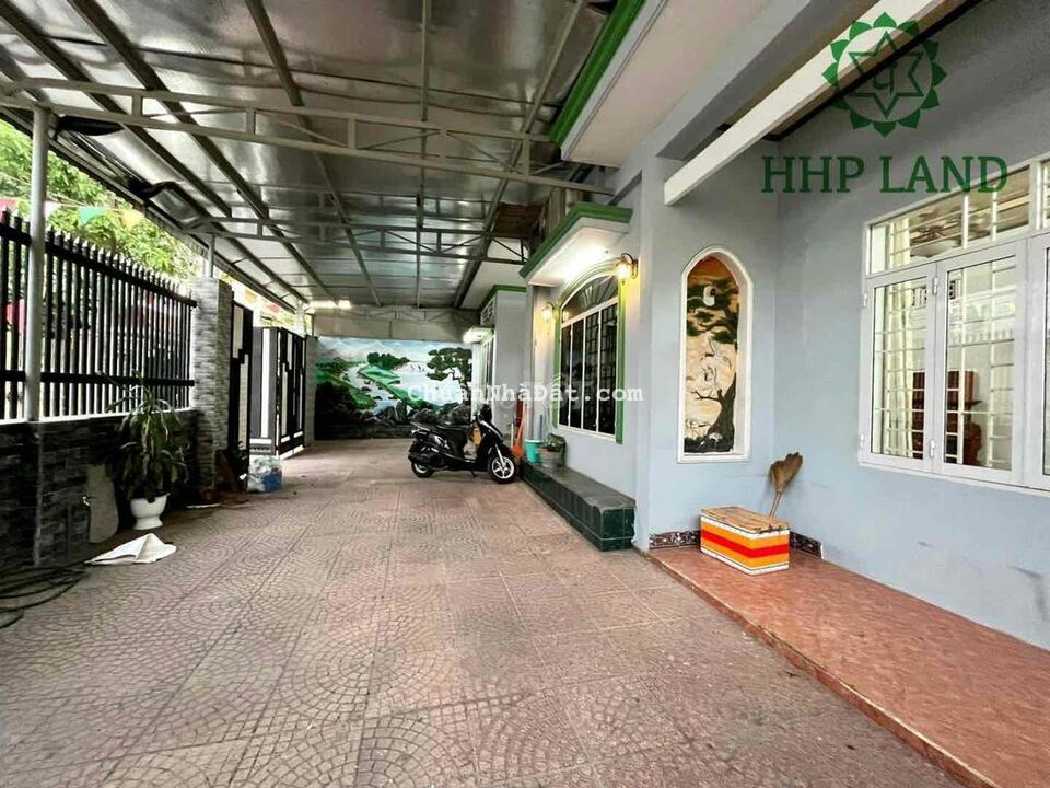 Cho thuê nhà 2 mặt tiền gần chợ Cổng 2, p. Trung Dũng có nội thất