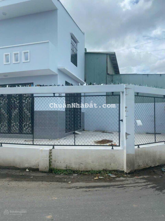 Cho thuê nhà 2 gốc mặt tiền Nguyễn Thị Trọn. Diện tích 9x22m đổ tấm suốt 3 phòng, 2 vs