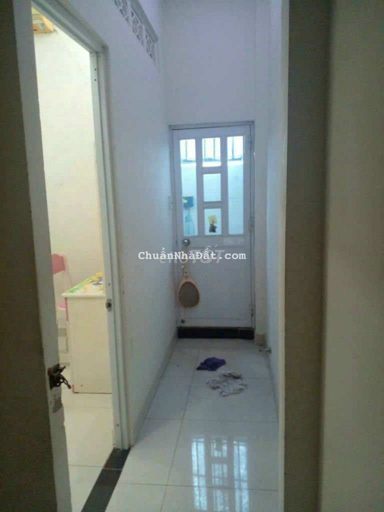Nhà lầu suốt gần ủy ban xã vl b. 4 tr/1 tháng vị trí đẹp