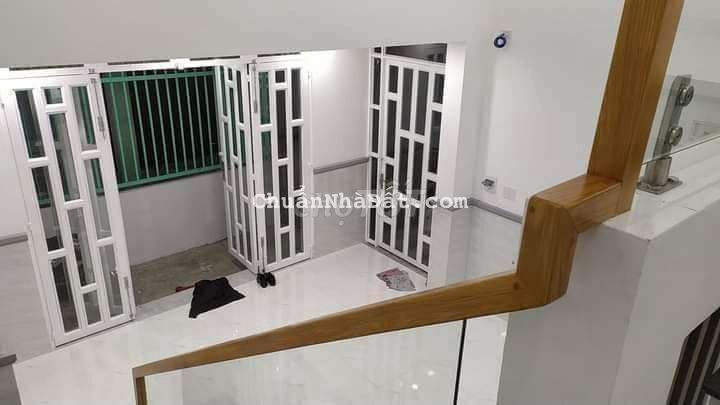 Cho thuê nhà mới gác lửng đúc 60m2 gần chợ qui đức ql50