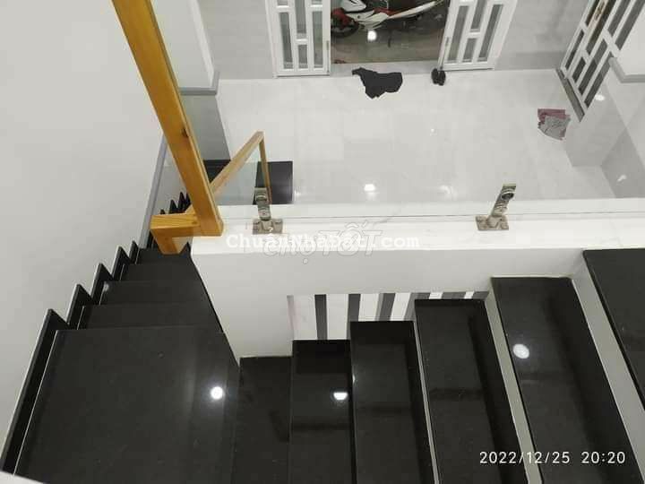 Cho thuê nhà mới gác lửng đúc 60m2 gần chợ qui đức ql50