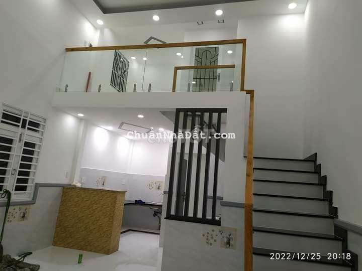 Cho thuê nhà mới gác lửng đúc 60m2 gần chợ qui đức ql50