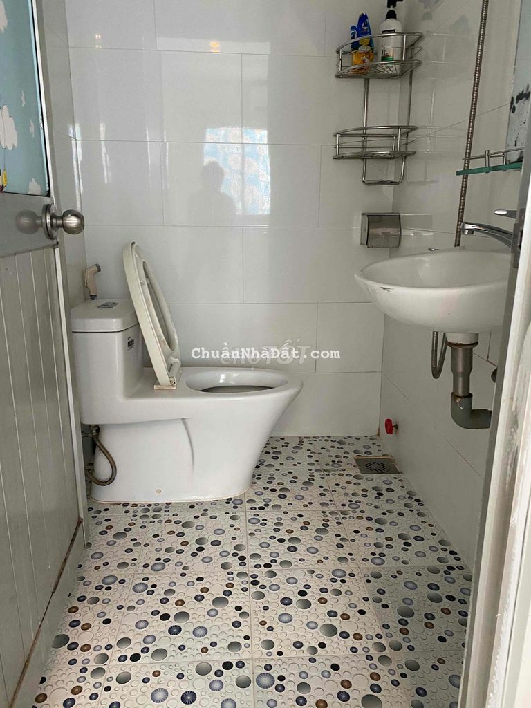 Nhà có nội thất. Hình chụp thật tế. 3lầu. 3PN.3WC. sát Q.1 Nhà có nội thất. Hình chụp thật tế. 3lầu. 3PN.3WC. sát Q.1