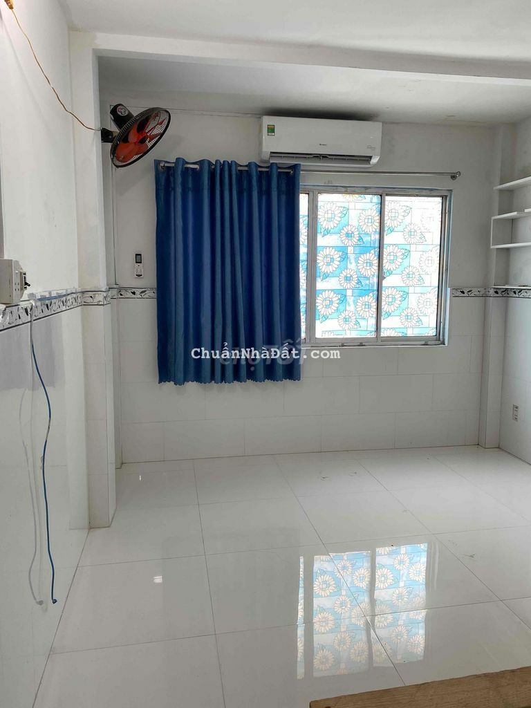 Nhà có nội thất. Hình chụp thật tế. 3lầu. 3PN.3WC. sát Q.1 Nhà có nội thất. Hình chụp thật tế. 3lầu. 3PN.3WC. sát Q.1