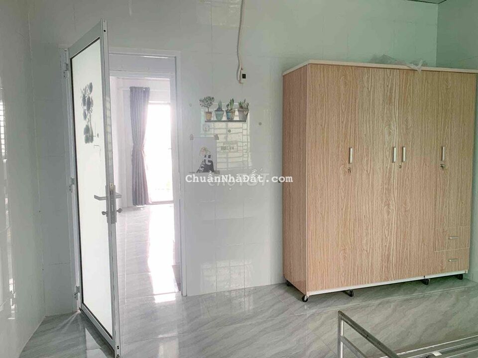 Nhà trệt lầu 2 phòng sẵn 2 máy lạnh gần ĐH FPT, Nam CT