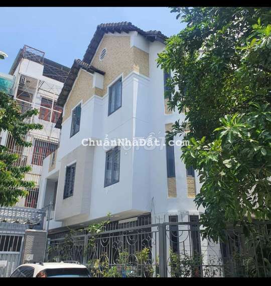 Biệt thự đầy đủ nội thất cách Aeon Tân phú 3km đối diện công viên