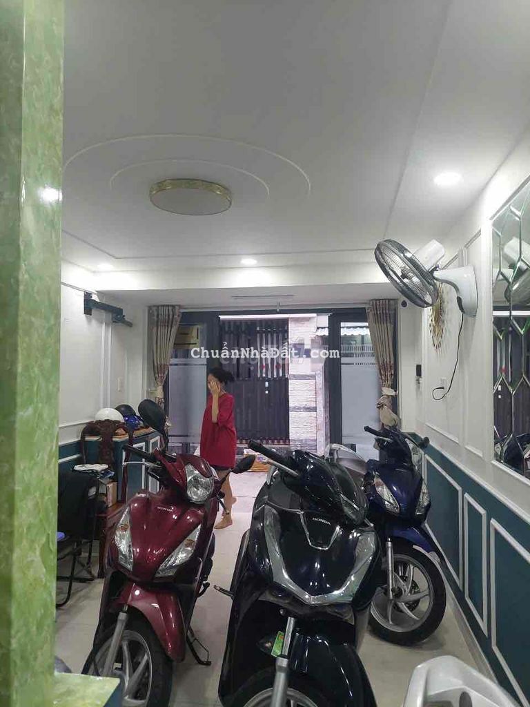 Nhà 2 Lầu 3 Phòng Ngủ/3WC Đường Chiến Lược