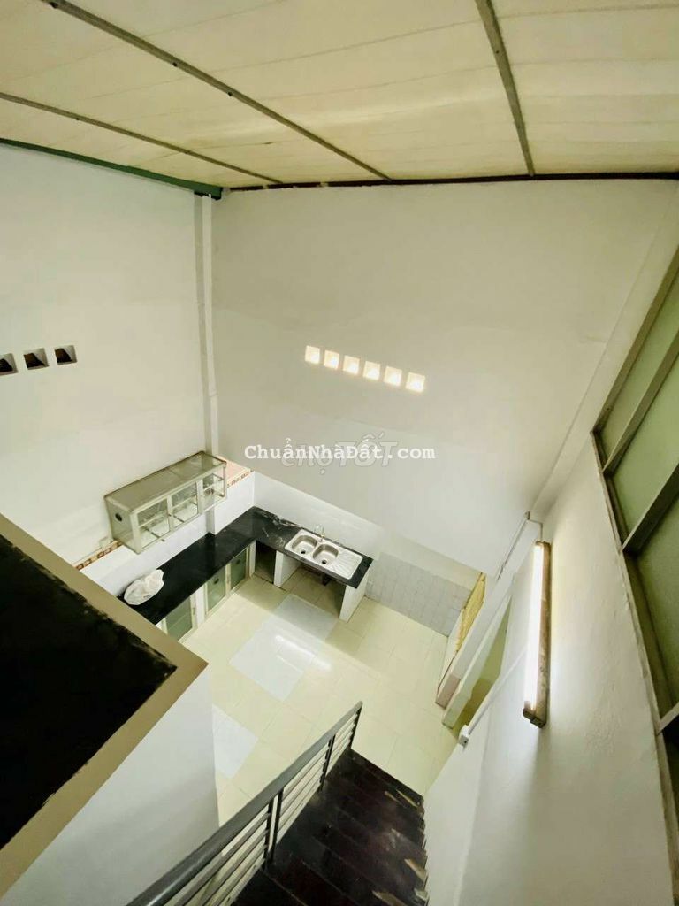 Nhà đẹp 4,7 x 13 có 2pn 1wc , giáp khu tên lửa