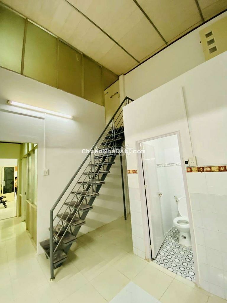 Nhà đẹp 4,7 x 13 có 2pn 1wc , giáp khu tên lửa