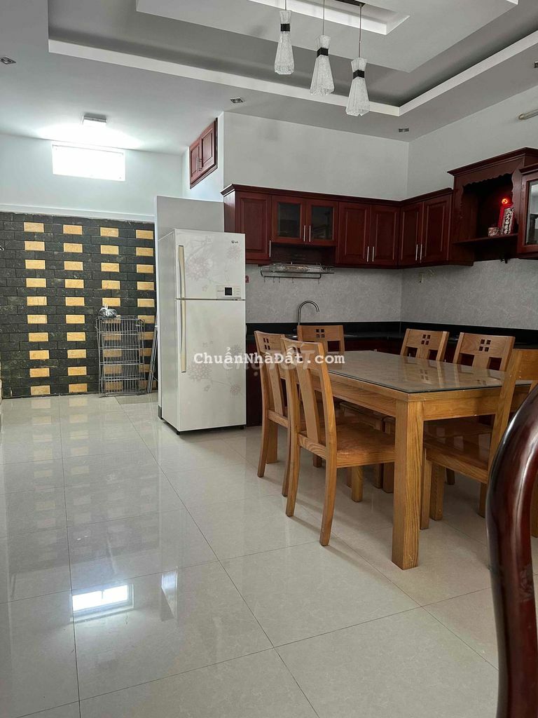 Cho thuê nhà mới tinh có nội thất đối diện công viên