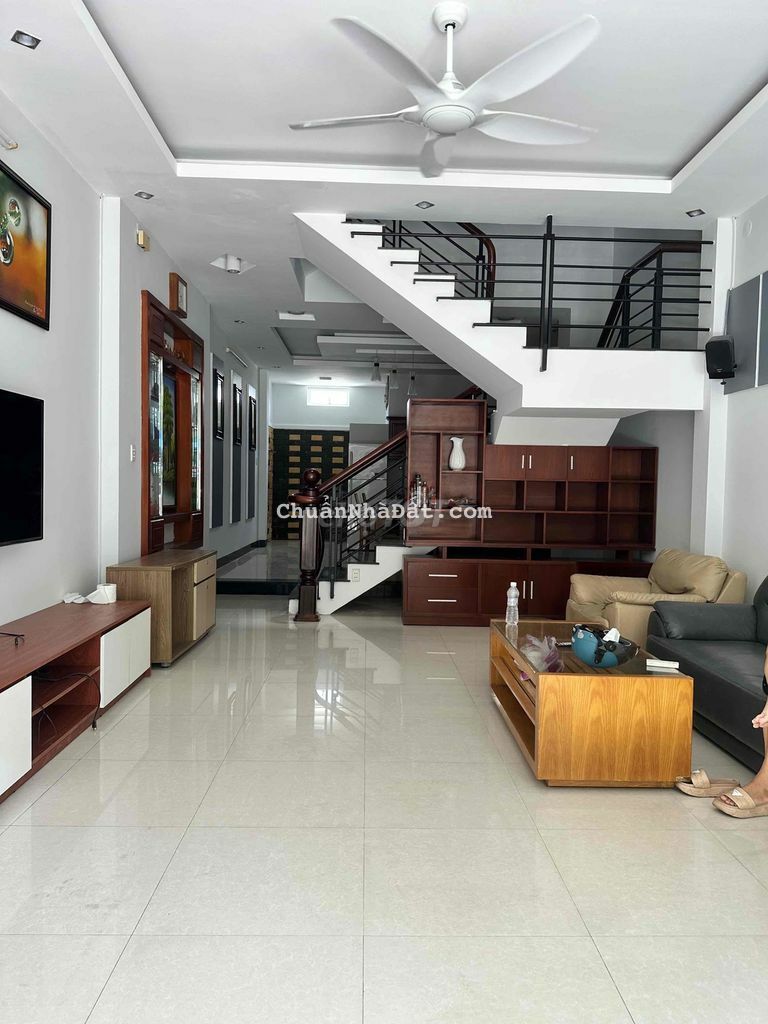 Cho thuê nhà mới tinh có nội thất đối diện công viên