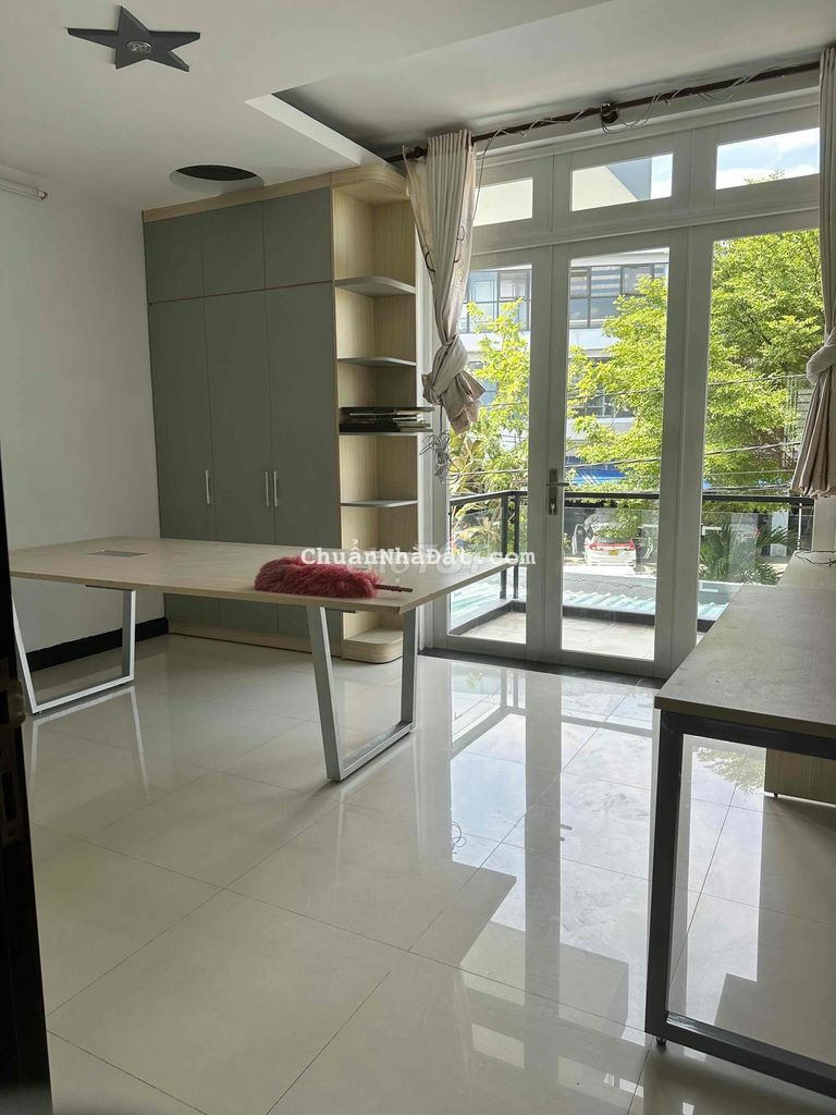 Cho thuê nhà mới tinh có nội thất đối diện công viên