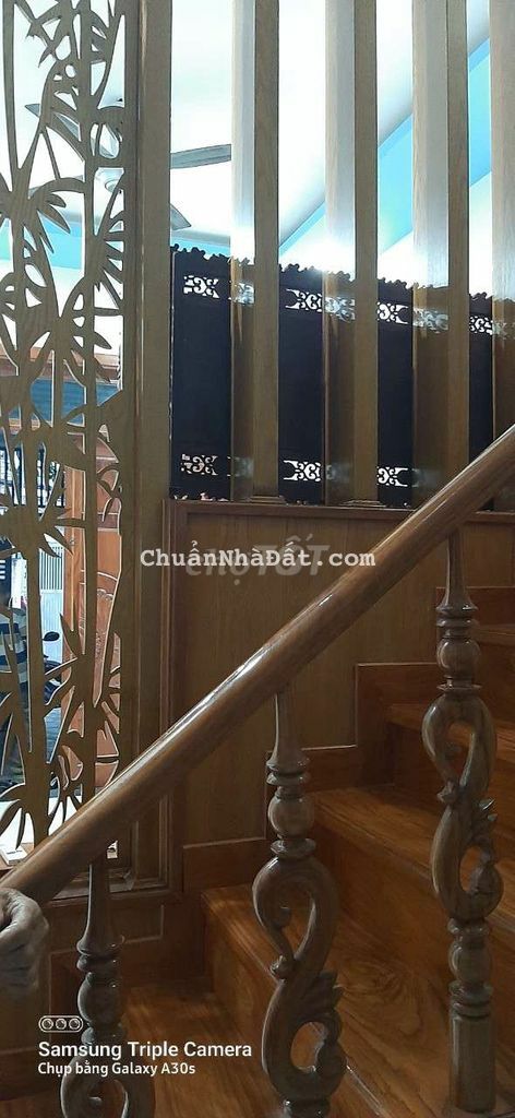 Nhà hướng Tây.4 phòng 7 triệu.có sân đâu xe hơi