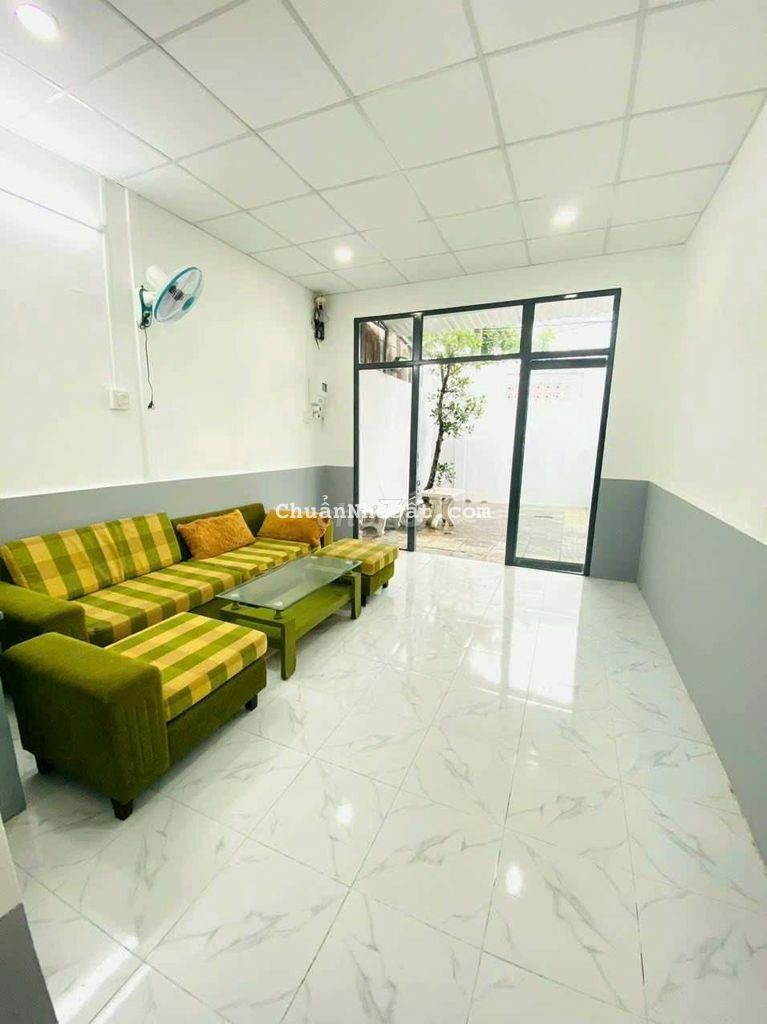 NHÀ MỚI ĐẸP LỘ Ô TÔ, CÓ SÂN RỘNG, THOÁNG MÁT. VỊ TRÍ DỄ TÌM