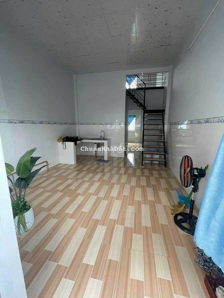 Nhà trệt lửng CTY 8 Hưng Phú lộ ôtô đậu trước nhà