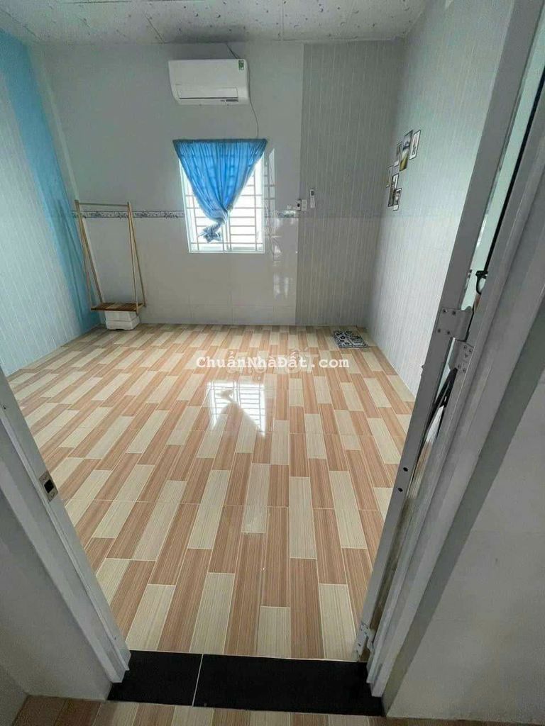 Nhà trệt lửng CTY 8 Hưng Phú lộ ôtô đậu trước nhà