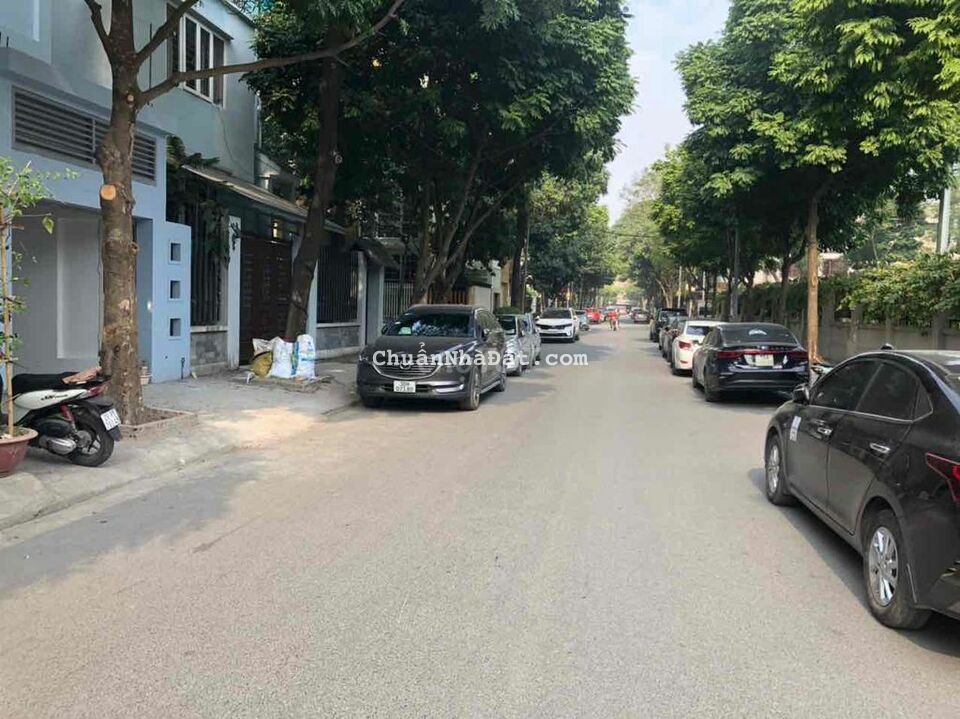 Cho thuê nhà LK khu Trần Kim Xuyến. 4 tầng 1 hầm làm vpcty giá 28tr.