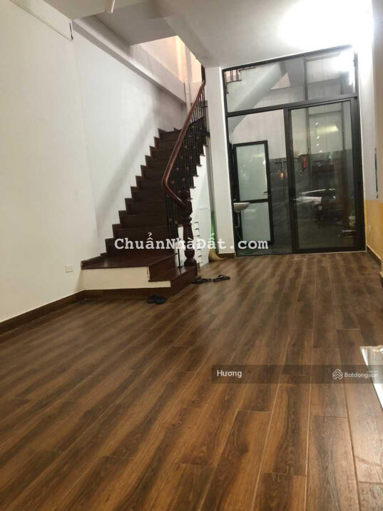 Tôi cho thuê nhà Võ Chí Công, Hoàng Quốc Việt, nhà có sân rộng thoáng, DT 190m2 * 3T, giá 14tr/th